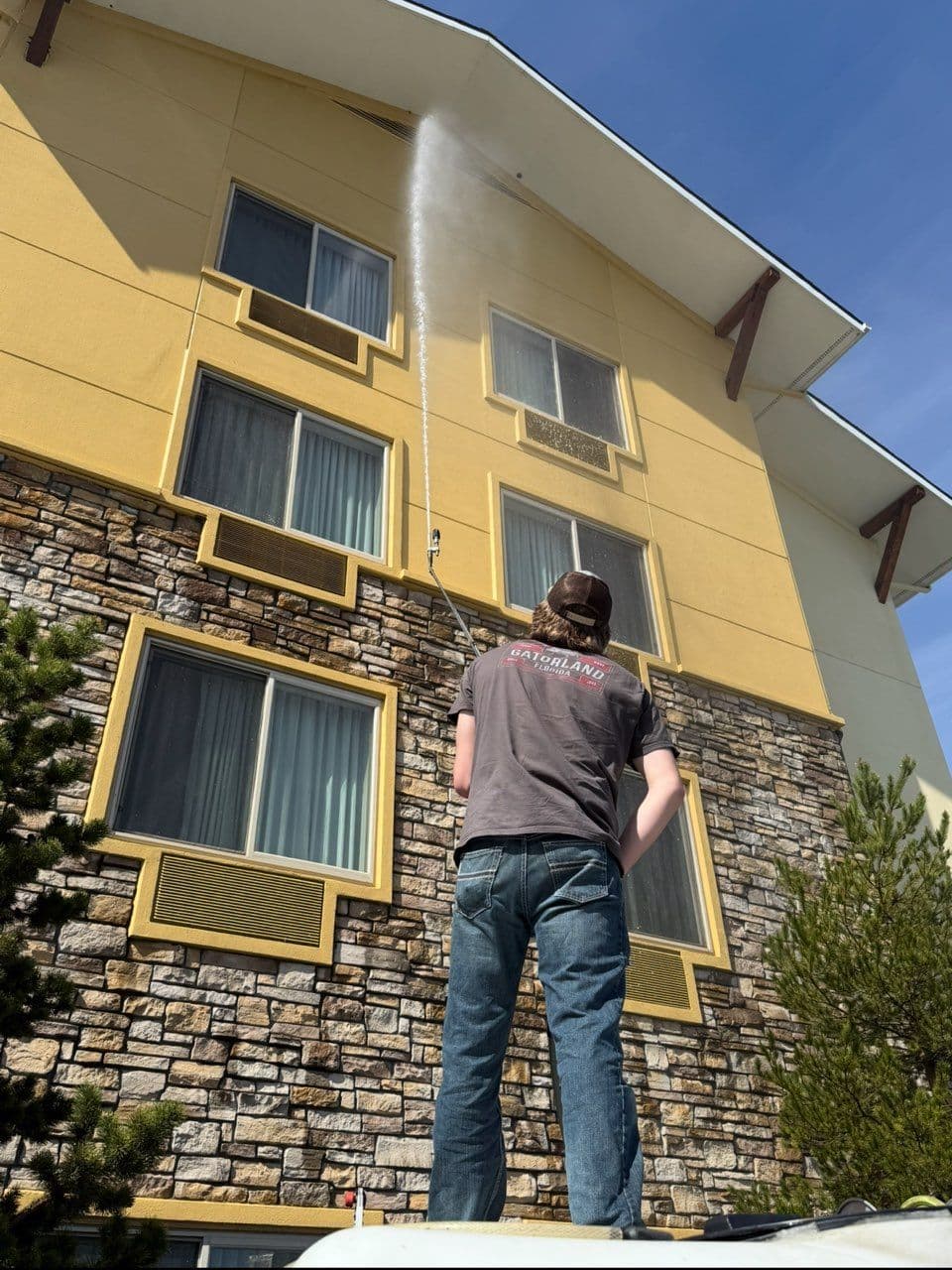 Revitalizing Hotel Exteriors with Apex's Expertise image